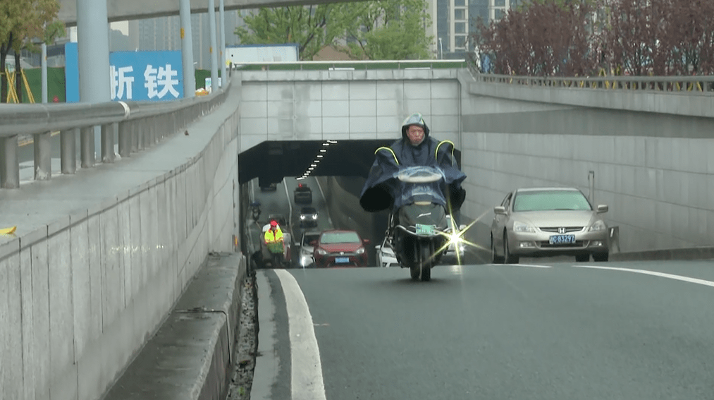 在永慶隧道記者發現雙向的機動車道,都有不少電瓶車駛入,在車流中行駛