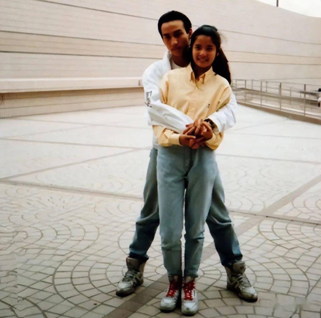 48岁女星宣布3婚,嫁32年前初恋,婚后冠夫姓,子女满意继父_alan_胡凯欣