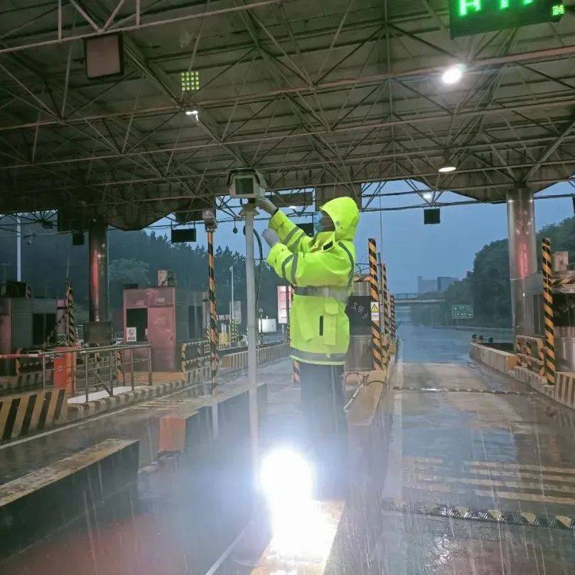撑起“安全伞”,岳阳高速全力出击应对强降雨天气_路段_防汛_暴雨
