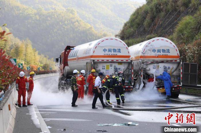 液化天然氣槽罐車遭貨車追尾發生洩漏 多部門聯合排險_李陽_救援_力量