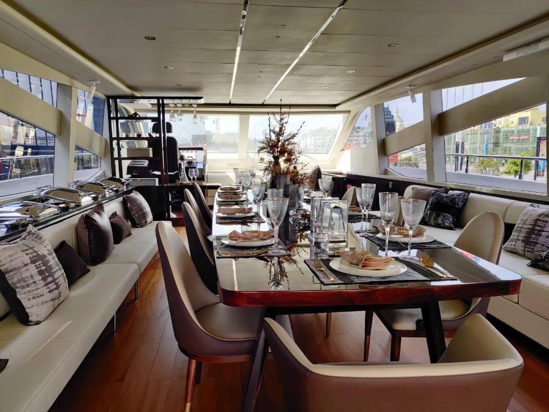 例如诸多烤漆黑檀木内饰,真皮沙发,实木家具等等,也是为了以后在游艇