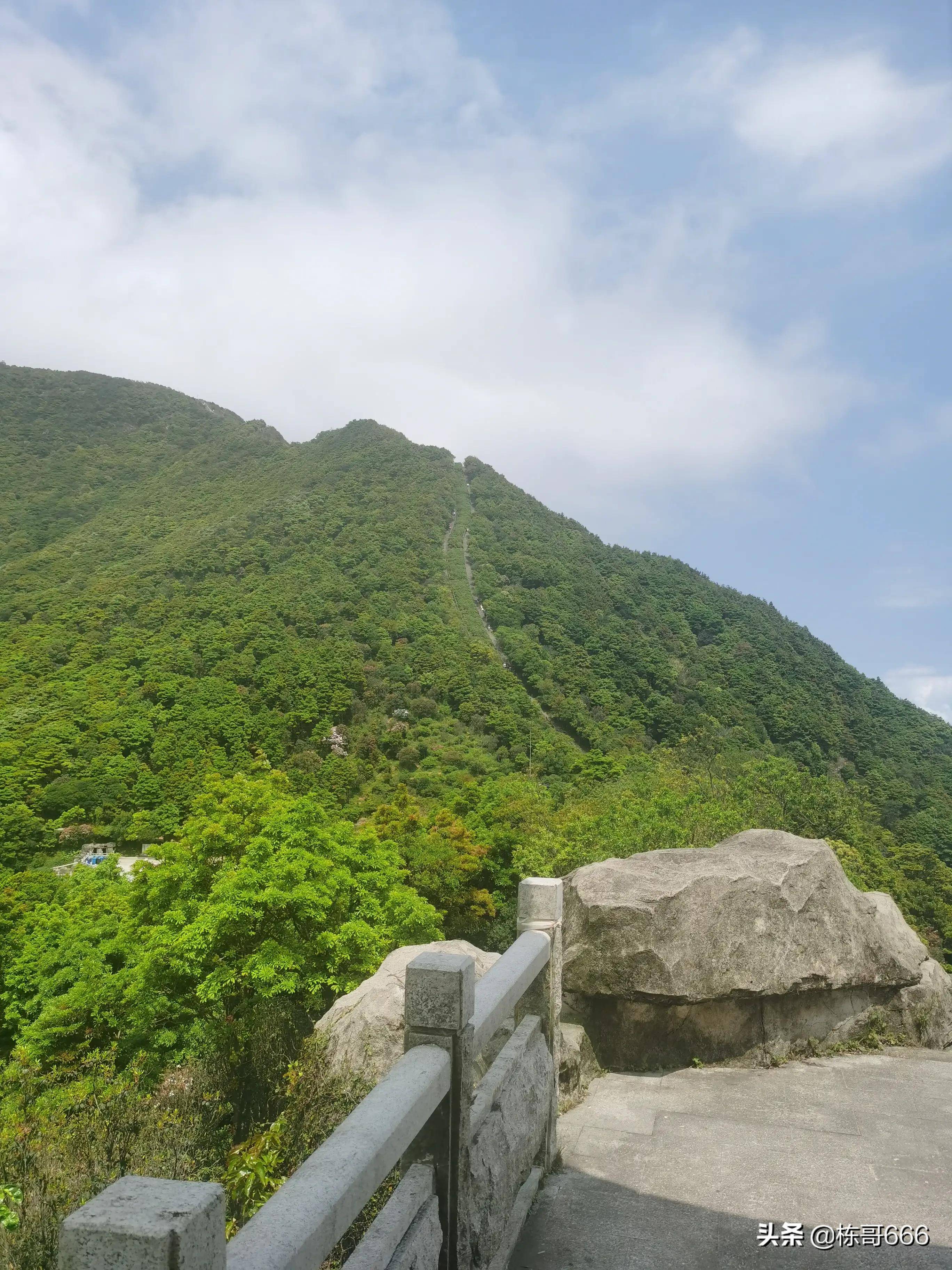 深圳梧桐山的好汉坡确实具有挑战性登顶鹏城第一峰其乐无穷