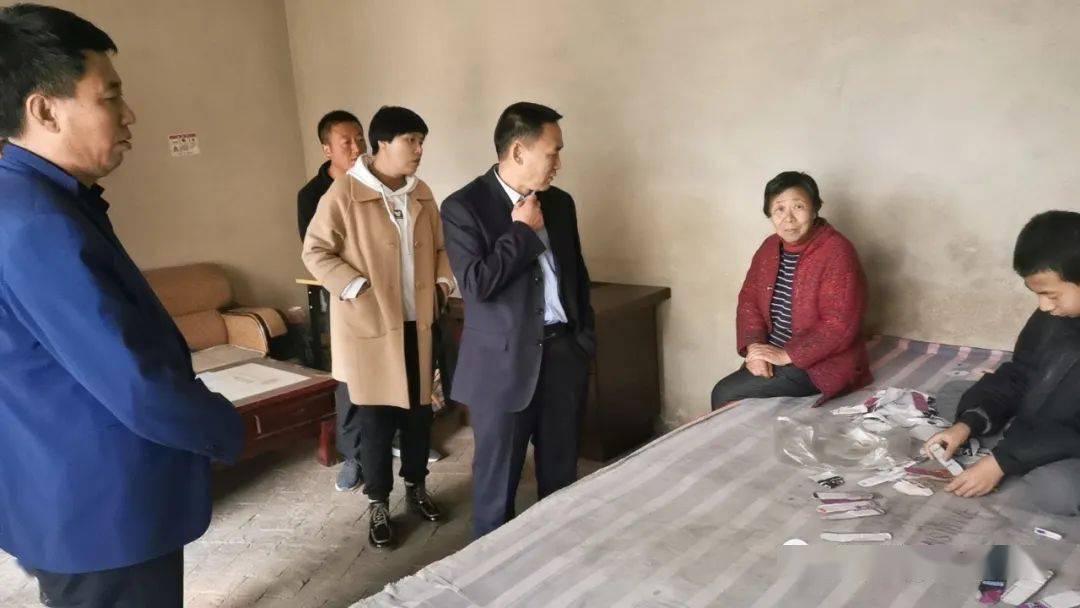 组肖彦虎一行深入北城铺镇石关村督导工作,县委政法委副书记杨爱珍,县