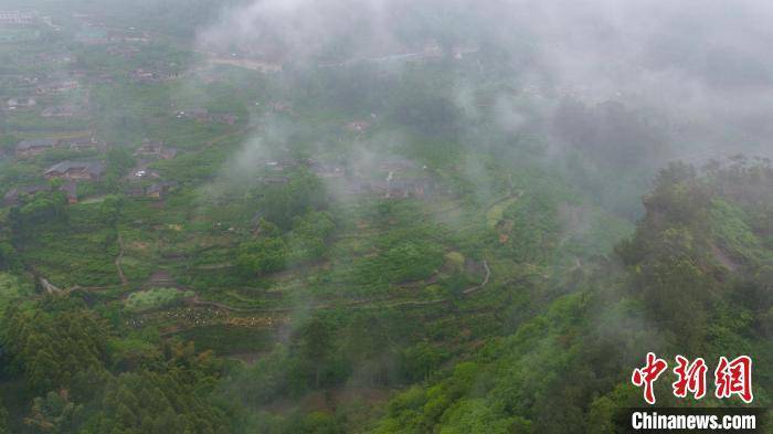 航拍四川春雨后隐藏山间的“幸福古村”