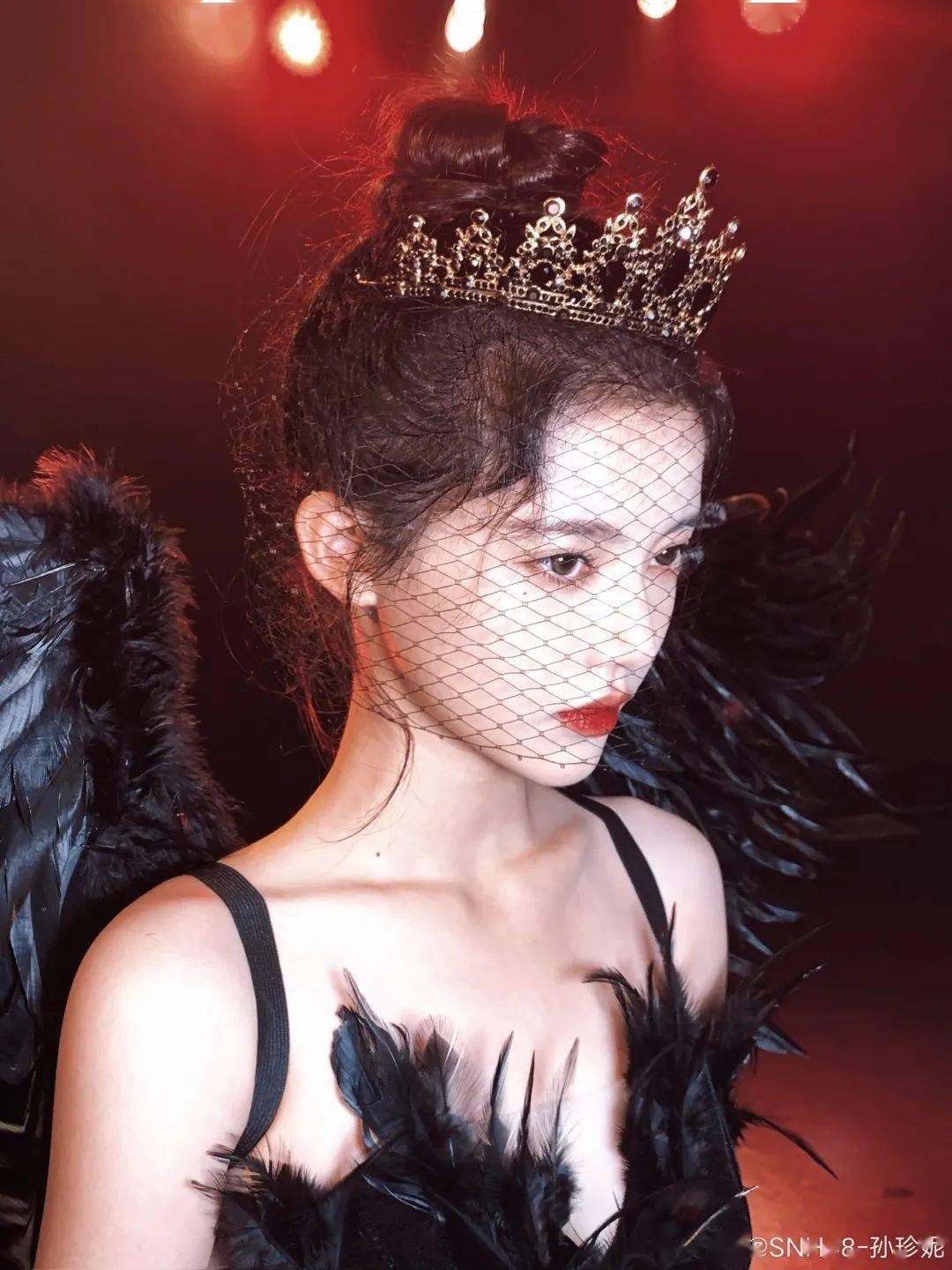 吊带设计 修饰颈部线条整体搭配并无过多的装饰谭松韵的这身黑色礼服