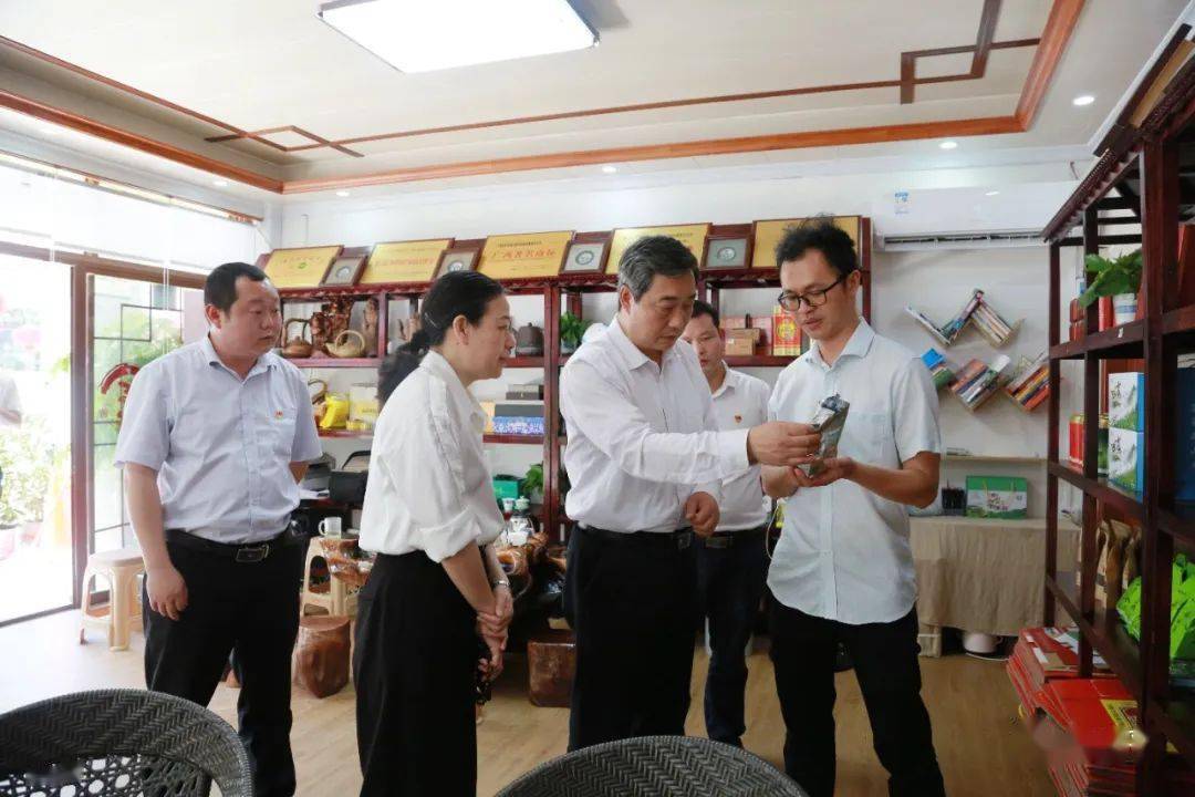 流兰村村委,碧水茶园公司,分别走访了贵港市第六届人大代表曹初代
