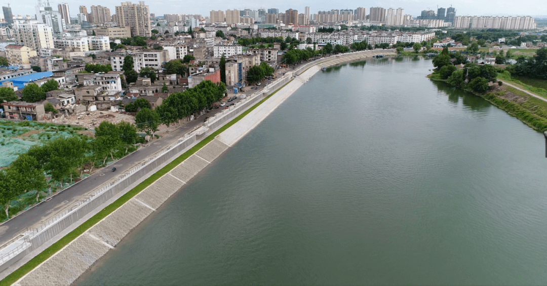 在提高工程防洪標準的同時,灣沚區城市防洪牆改造結合了城市景觀,設計