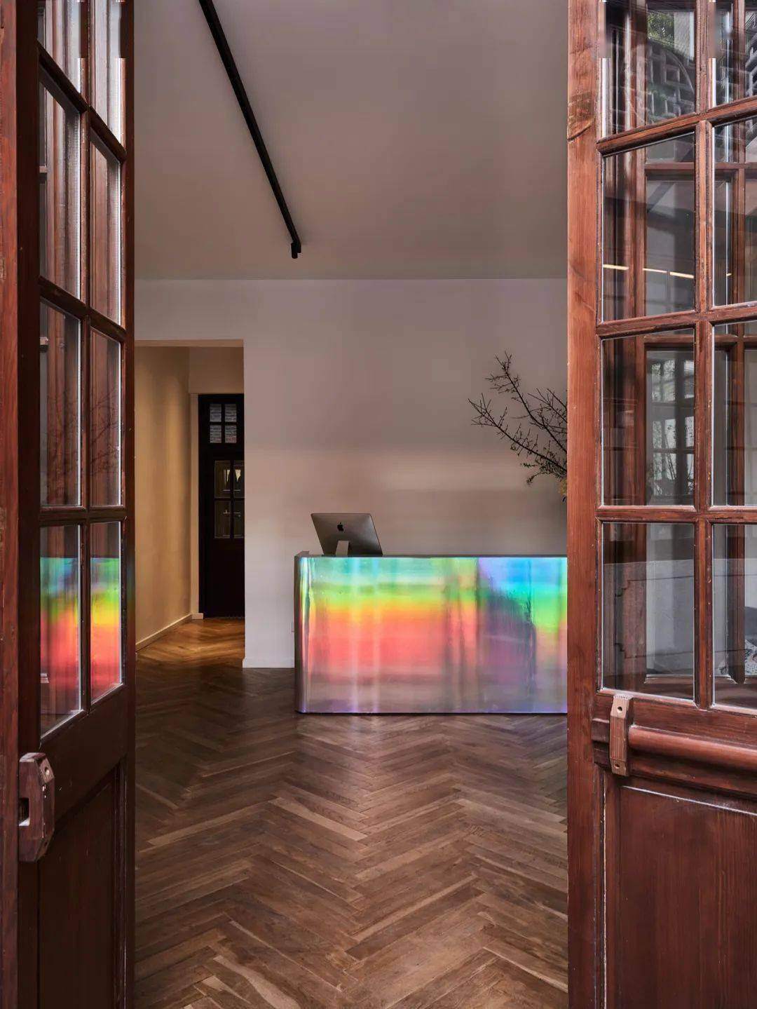 restatement of spacein aged garden villa