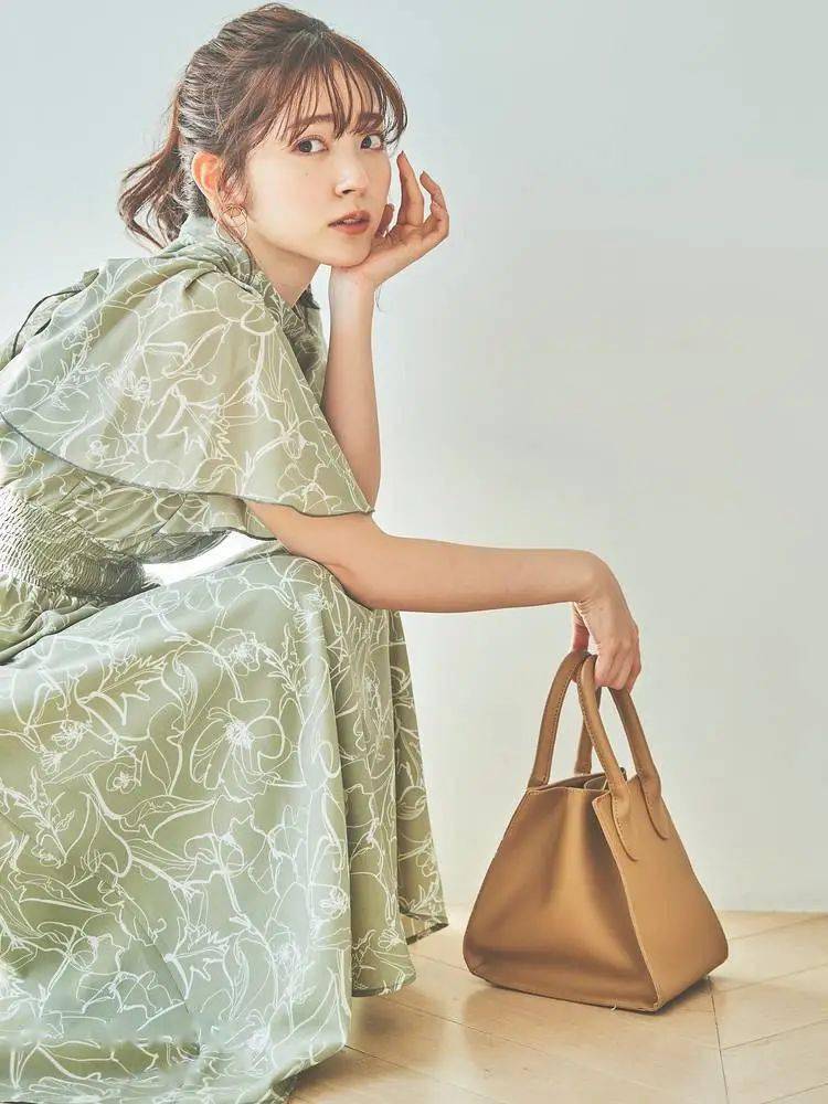 28岁的虎牙女孩 示范优雅又不失可爱的每日穿搭_铃木爱理_白色_钩花