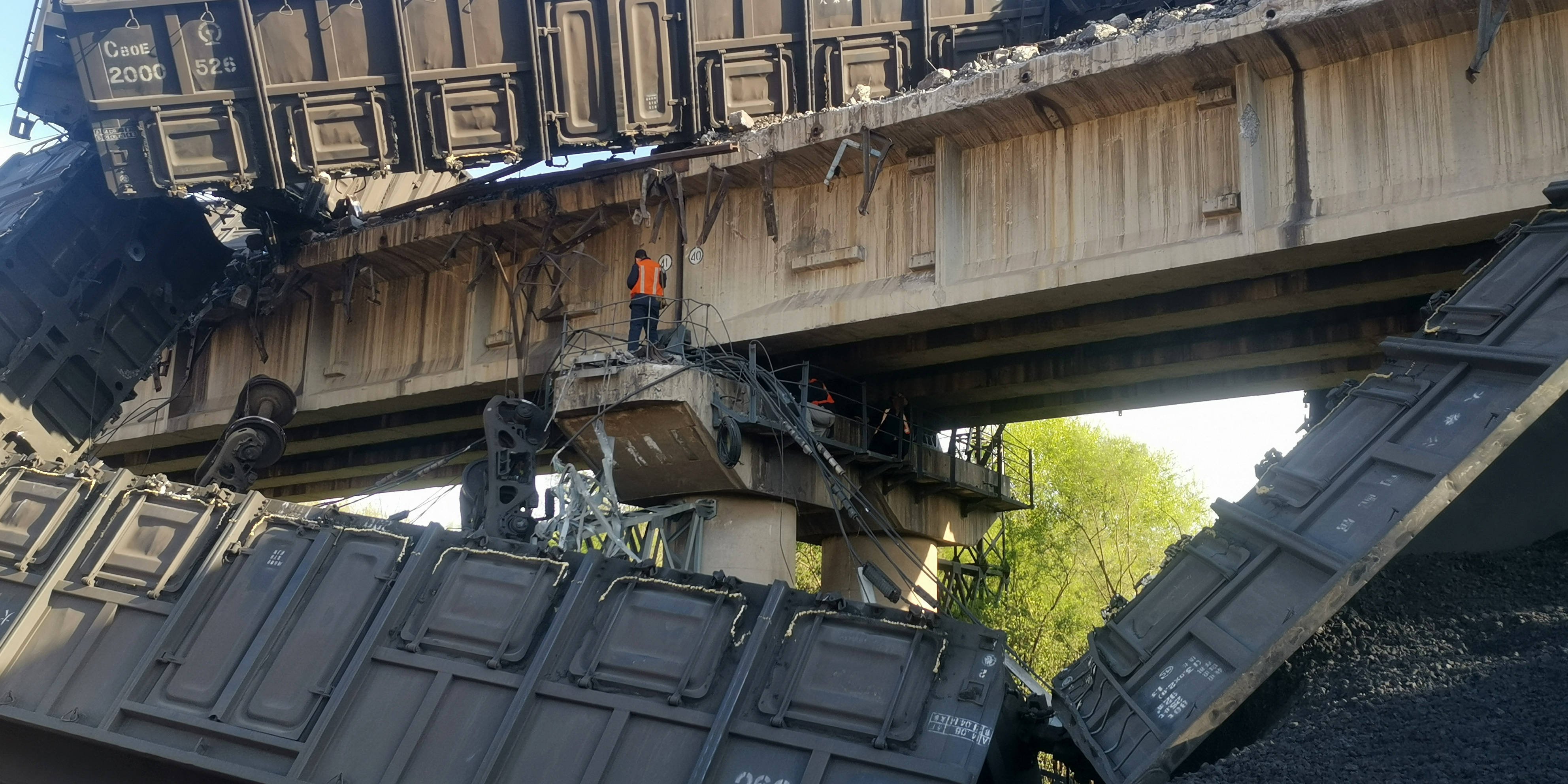 大秦鐵路天津薊州段貨運列車事故搶通救援工作連夜推進