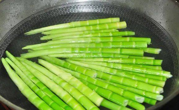 期間也要儘量少食用;肝硬化患者儘量不食用;食用竹筍過敏的人應禁食