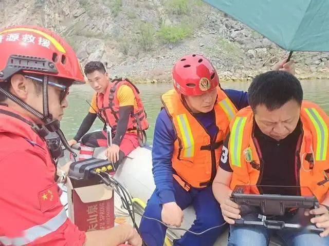 此前,他为了救人下河._冯玉斌_邓二磊_河水