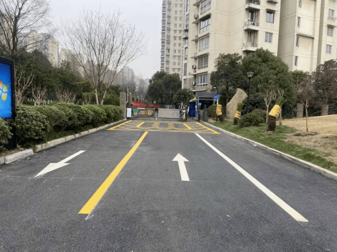 好大一个坑下沙银海街多次发生路面塌陷一小区路面把车主的底盘刮伤有