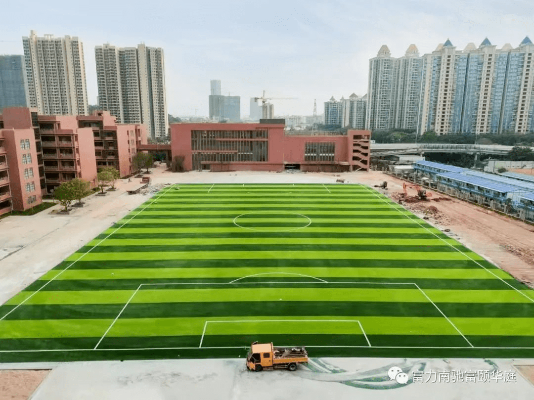 毕竟一方面,富颐华庭是约9000户的大盘,如果学校招生范围加上村民