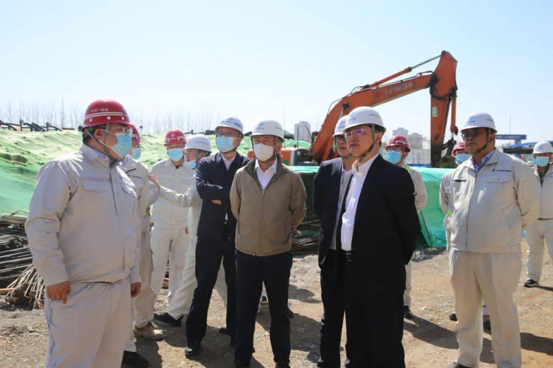 4月16日,一航局领导王洪涛,由广君到大连湾海底隧道和光明路延伸工程
