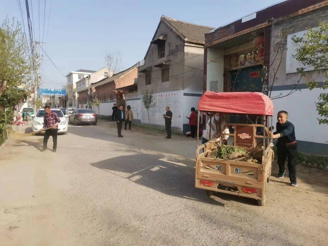 4月9日上官镇出动机关干部,村两委干部百余人,全力推进路域环境专项