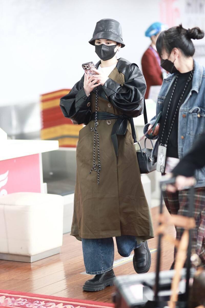 街拍杨丞琳拼接风衣牛仔阔腿裤个性十足