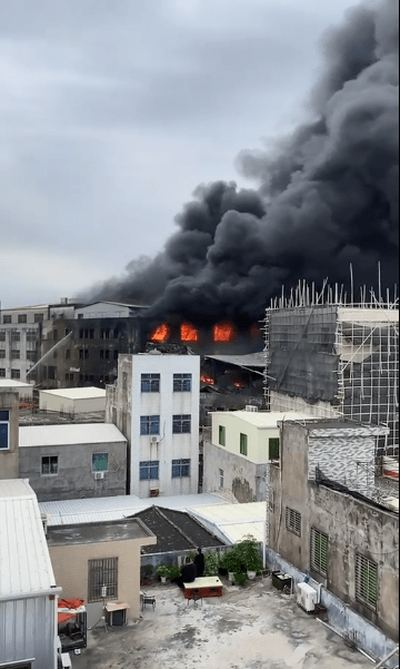 大型今早澄海莲下镇一厂房发生火灾现场浓烟骇人