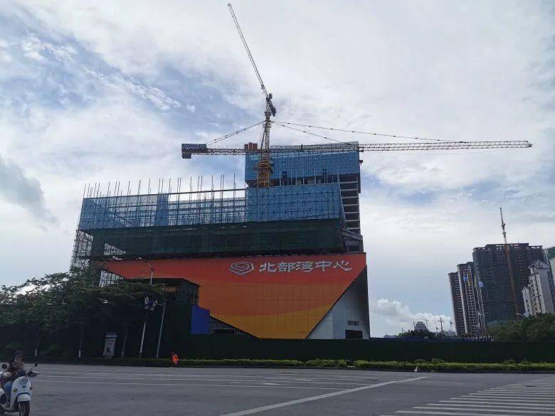 网友实拍quot钦州第一高楼quot北部湾中心现状