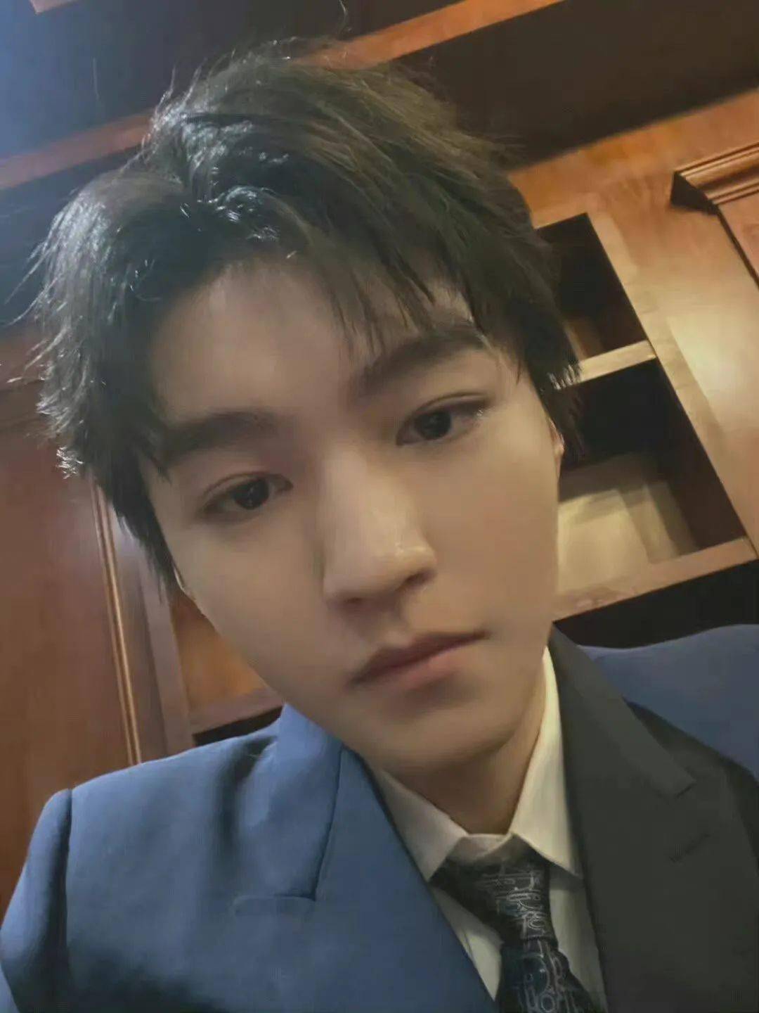 王俊凯更新自拍搞怪表情和小时候如出一辙还被粉丝p成表情包