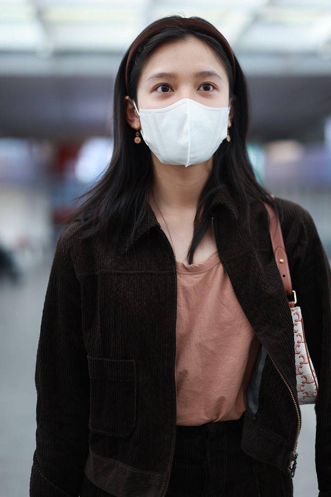 张婧仪深棕色复古灯芯绒套装内搭肉粉色圆领t恤