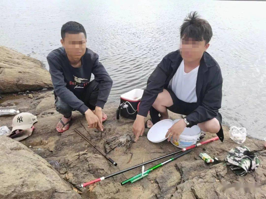 "钓鱼"被抓 | 琼海: 4名男子在合水水库非法捕鱼,钓虾被警方抓获_保护