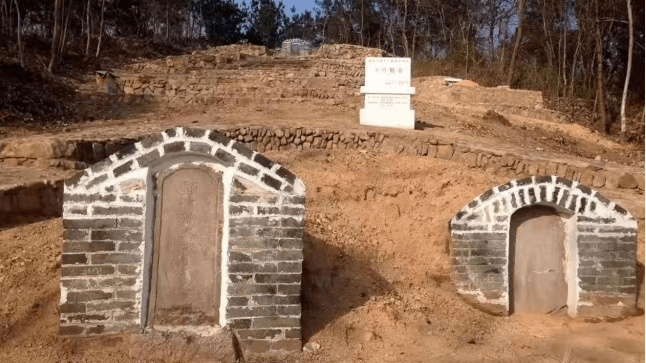 的立于坟后正中位置的靠山碑不同,这些墓碑均立于坟前,并用青砖堆砌