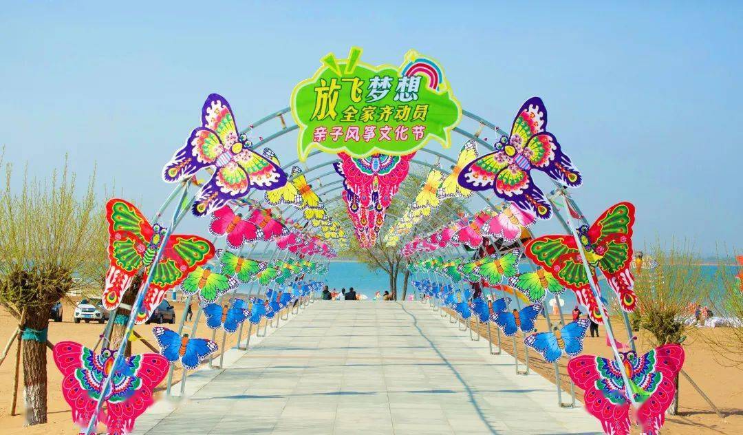 落着数只色彩缤纷的蝴蝶风筝美丽悠长的风筝长廊风筝长廊美极了不是吗