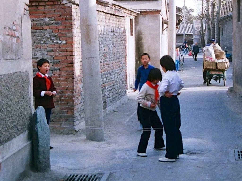 4,奔头奔头下雨不发愁,人家打雨伞,他打大奔头.