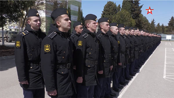 俄海军司令检阅"莫斯科"号获救舰员,称全体舰员将继续服役_俄罗斯国防