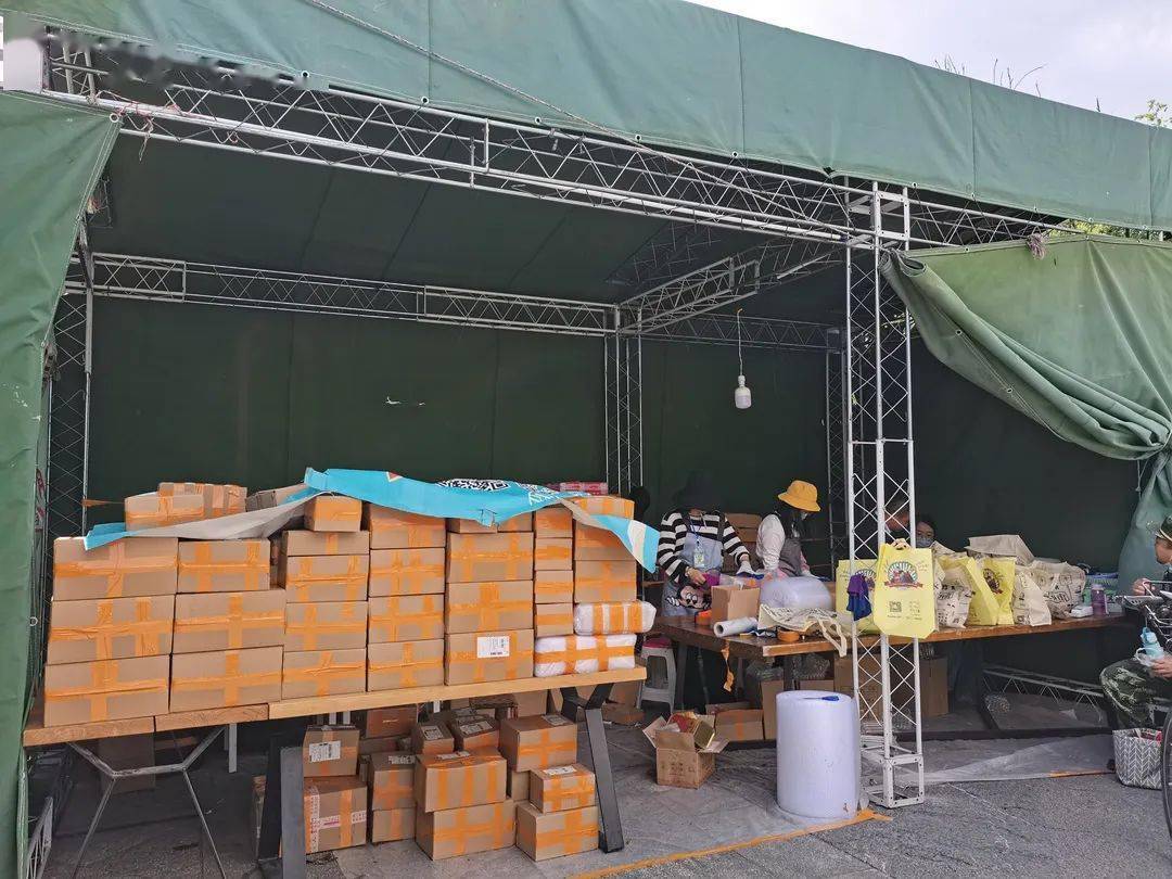 设专人负责解答顾客的疑问和解决跟进顾客反馈的问题,全天24小时提供