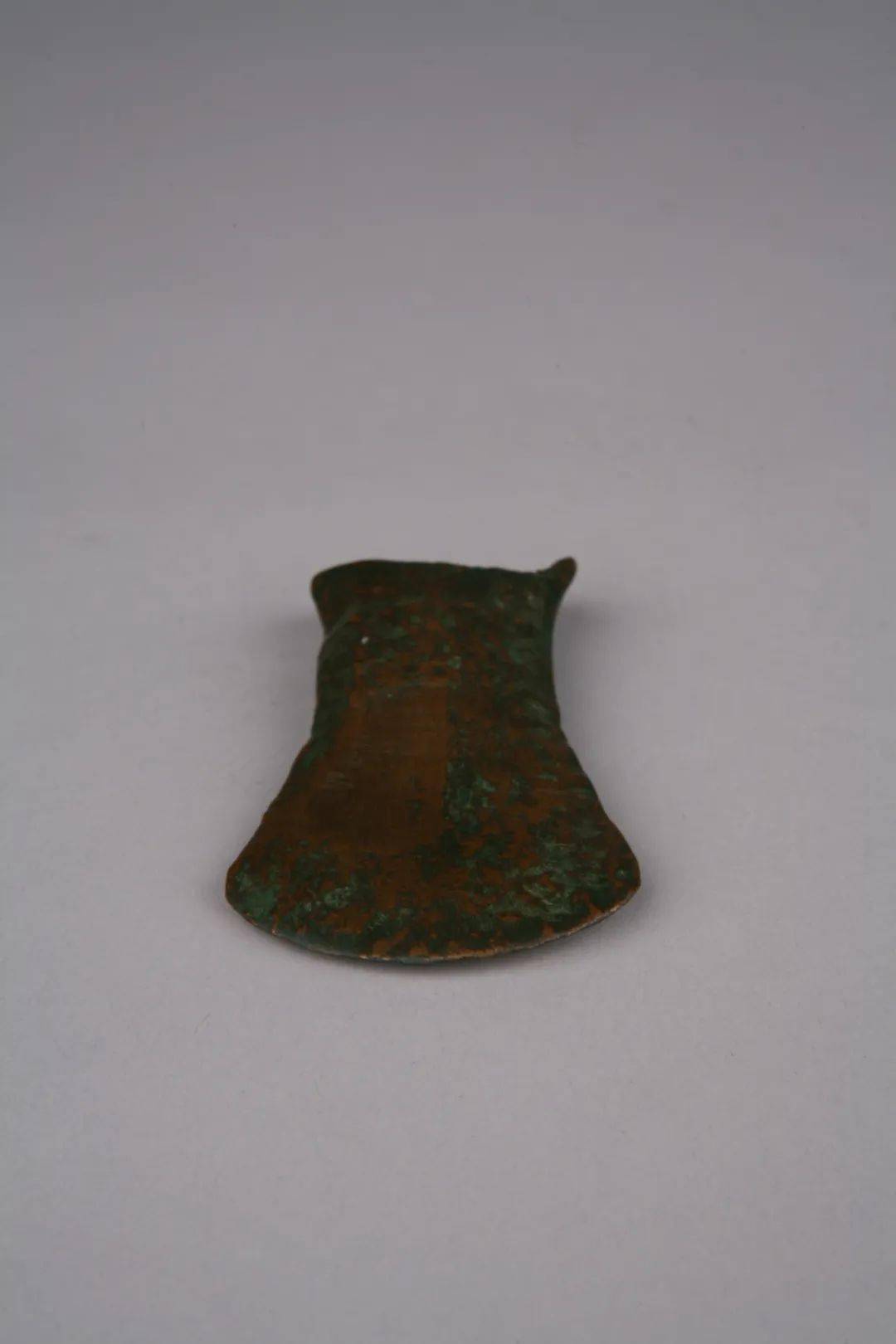 看古今国家三级文物战国西汉红铜斧