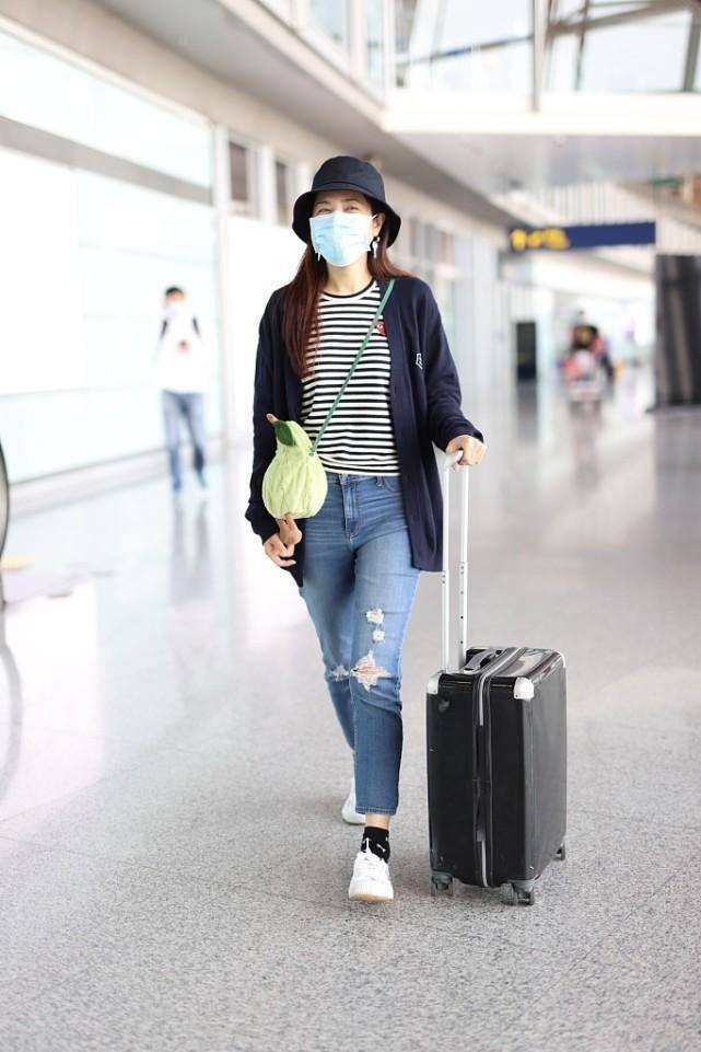 曾黎减龄的秘密藏在休闲装里牛仔夹克配长t恤显出潮流气息