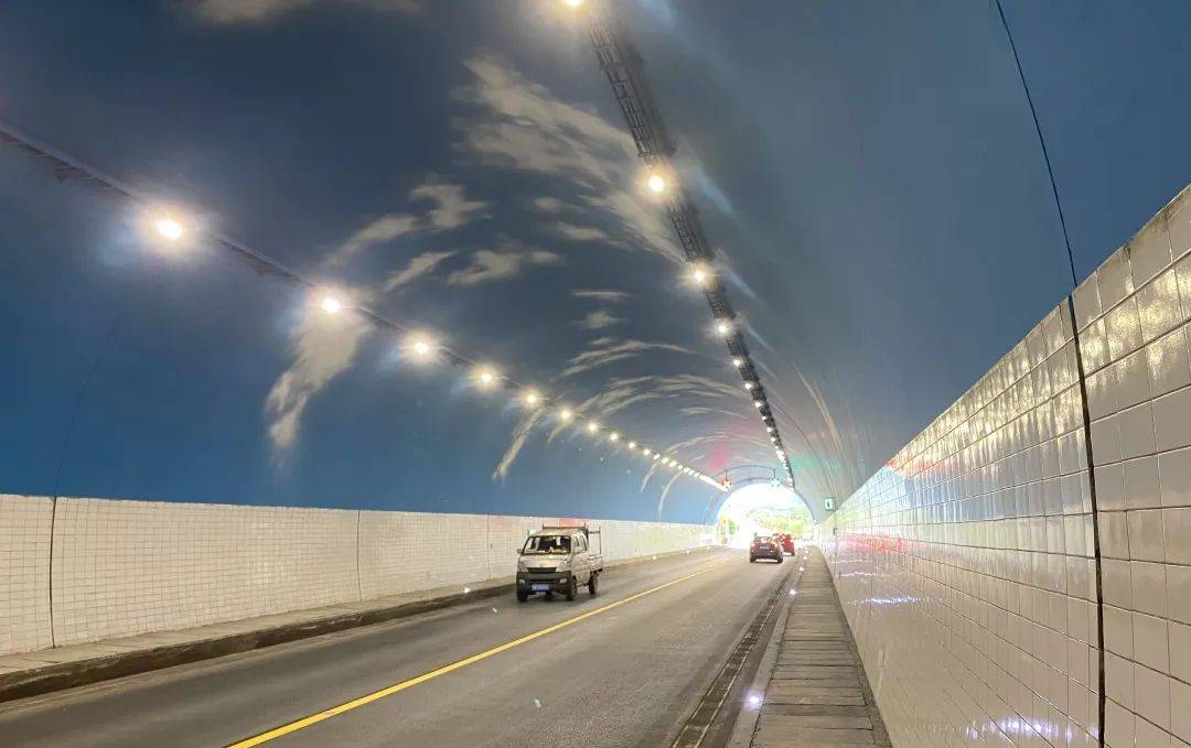 改善供配电设施,增设隧道空气质量监控及通风系统,隧道照明led灯车道