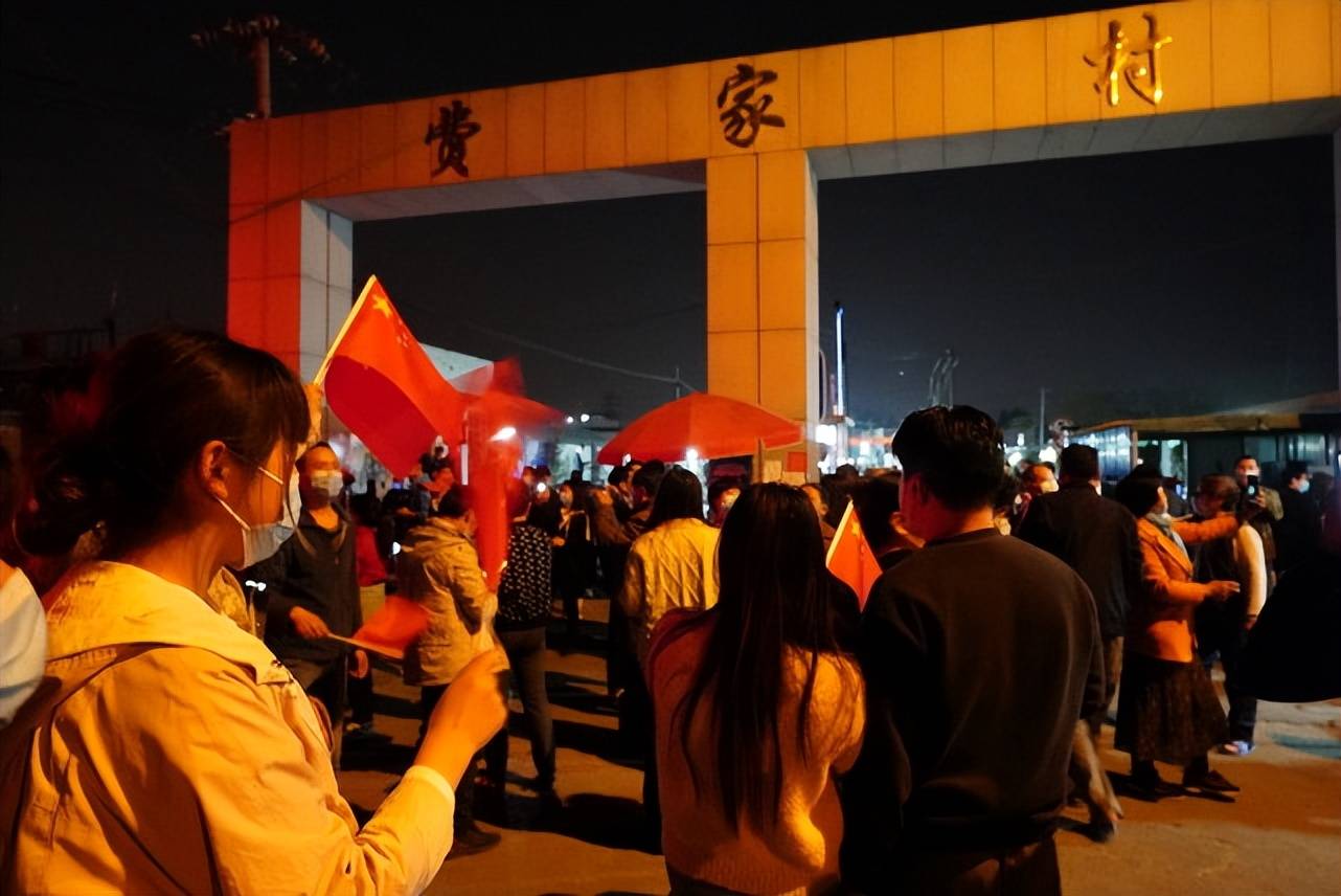 刚刚北京朝阳区崔各庄乡费家村解封来看现场