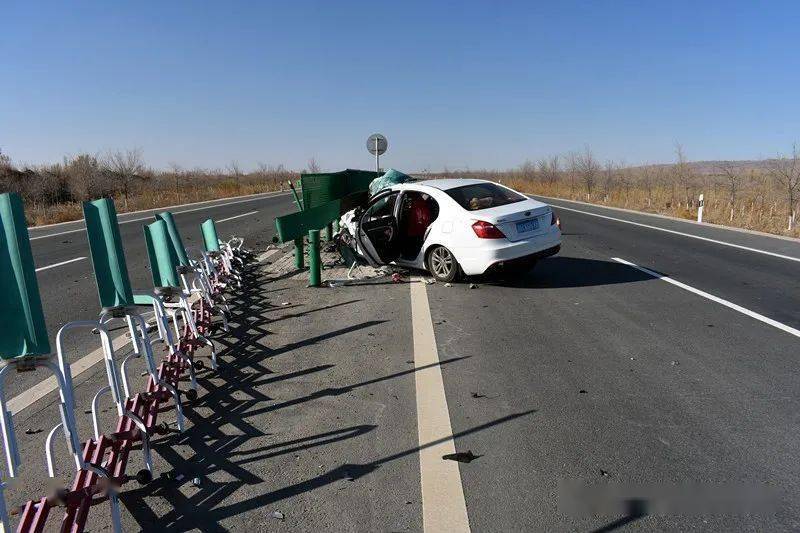 典型交通事故案例丨民勤一司机疲劳驾驶一头撞上护栏