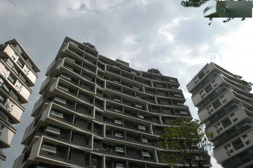 除一层住户拥有小型私家花园外,所有住户均可共享一块公共交往空间,为