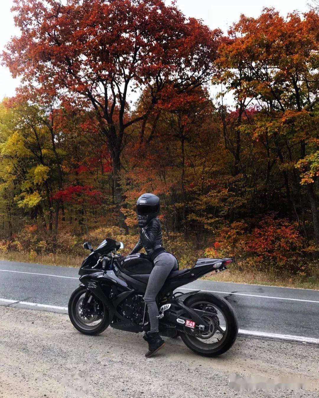 还记得之前朋友圈流传的一个翘臀小姐姐骑机车的视频么?