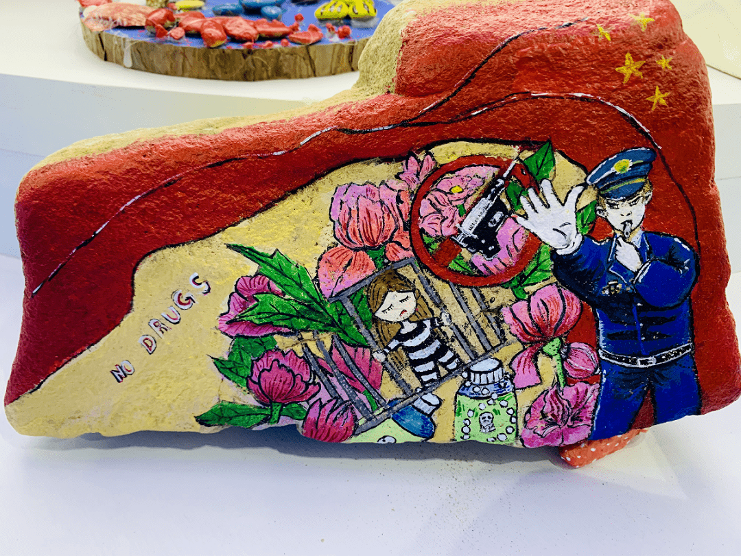 由教师引导学生将所学禁毒知识和禁毒心愿以石头画的形式展现出来,寓