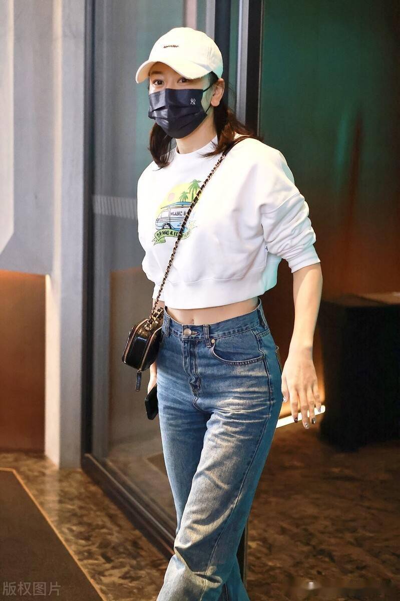 街拍毛俊杰白色短卫衣牛仔裤包袋休闲随性