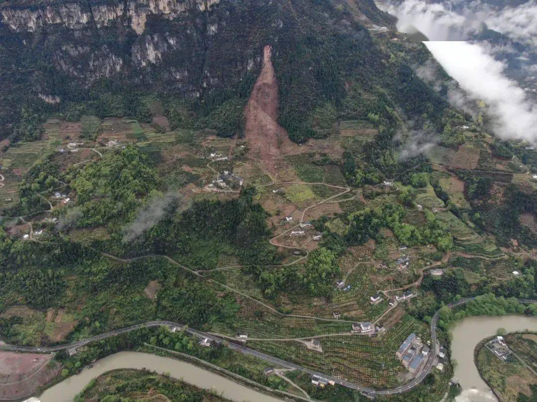 为受复杂的地质环境,自然外因综合影响产生的拉裂,坠落式崩塌