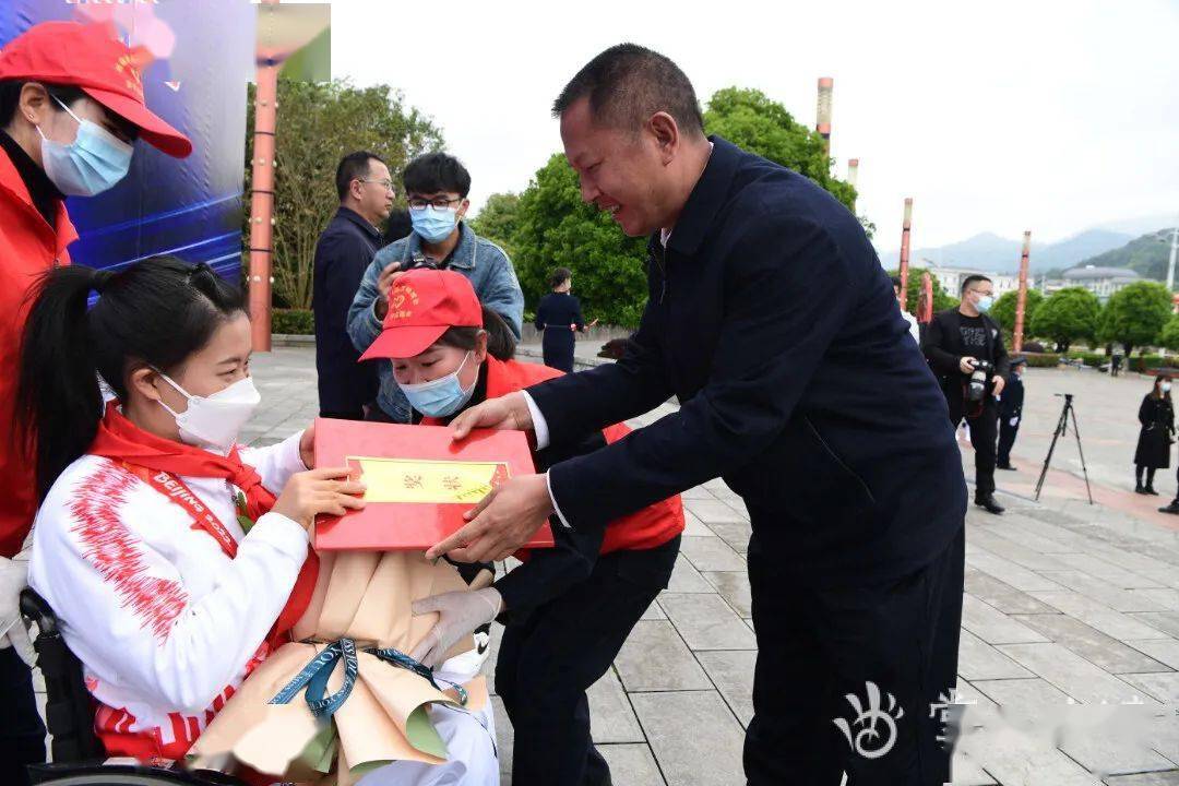 罗平县县委书记海建才在欢迎仪式上说,今天,我们齐聚一堂,欢迎杨洪琼