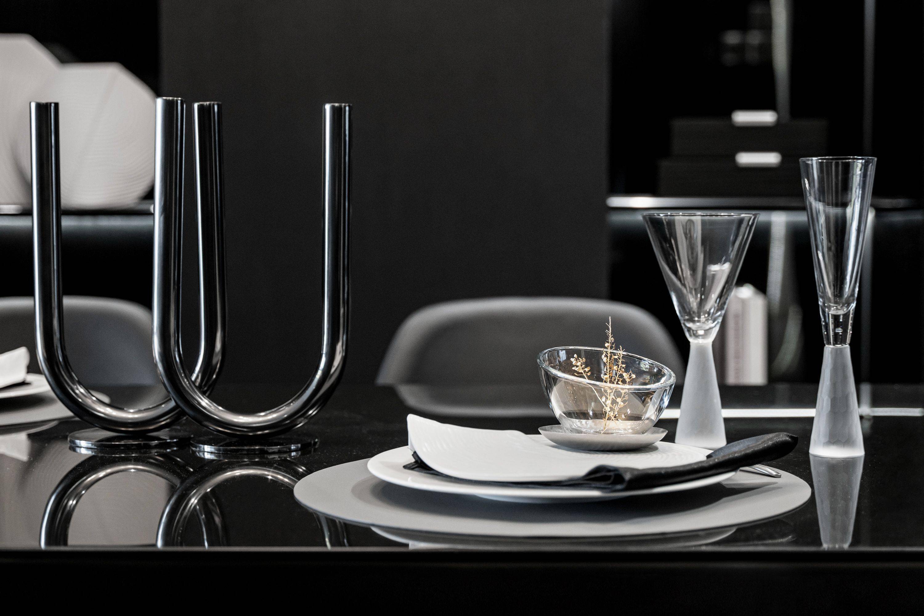 之所以会大胆地选择了以黑色调为主的简约设计,是因为这间房间有点不