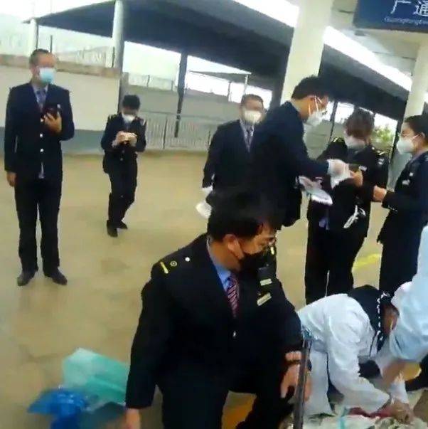 情况紧急!羊水破了,动车上孕妇突然临盆,众人接力相助..._旅客_列车_爱心