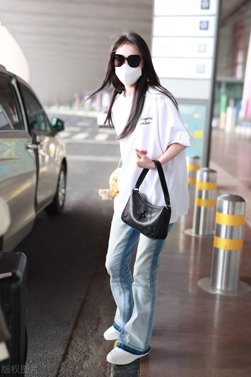 2022年4月20日,北京,袁冰妍现身机场.