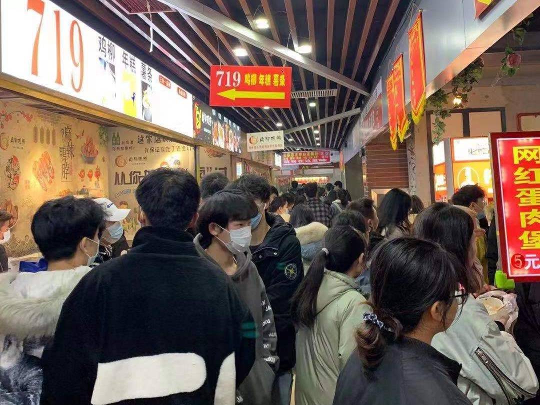 武汉90后餐饮创业者的自救：发传单笼络大学生，配送烤肉、火锅