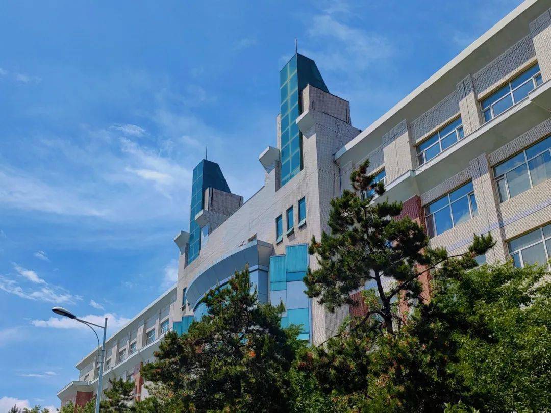 长春工业大学人文信息学院静待疫去春来疫散花开