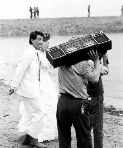 穿件长风衣一定得把白领子翻出来,超大个的双卡录音机必须得抗在肩上