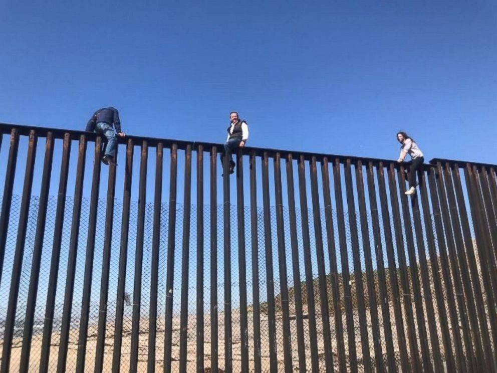 美墨边境墙跷跷板图片