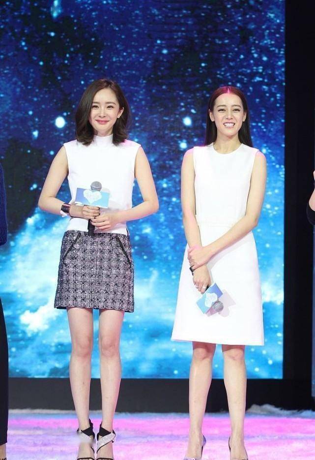 迪丽热巴和杨幂同框穿白裙看着好青涩有点婴儿肥还挺可爱的